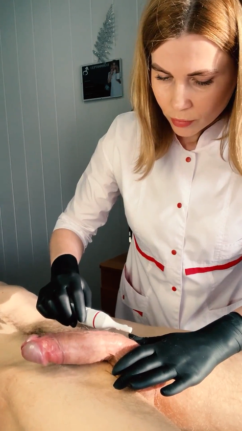 Đi triệt lông sướng quá bắn luôn trước mặt em